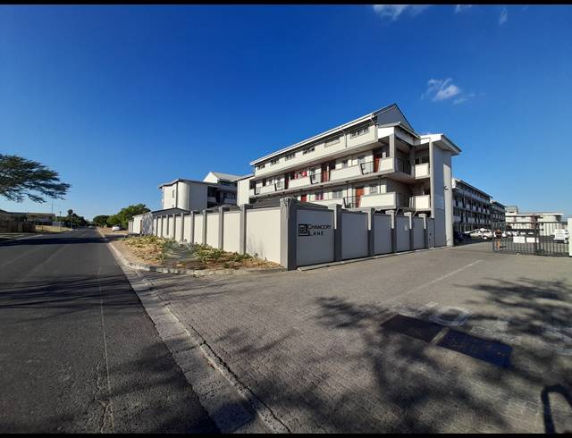 6 BEDROOM APARTMENT FOR SALE IN UITZICHT